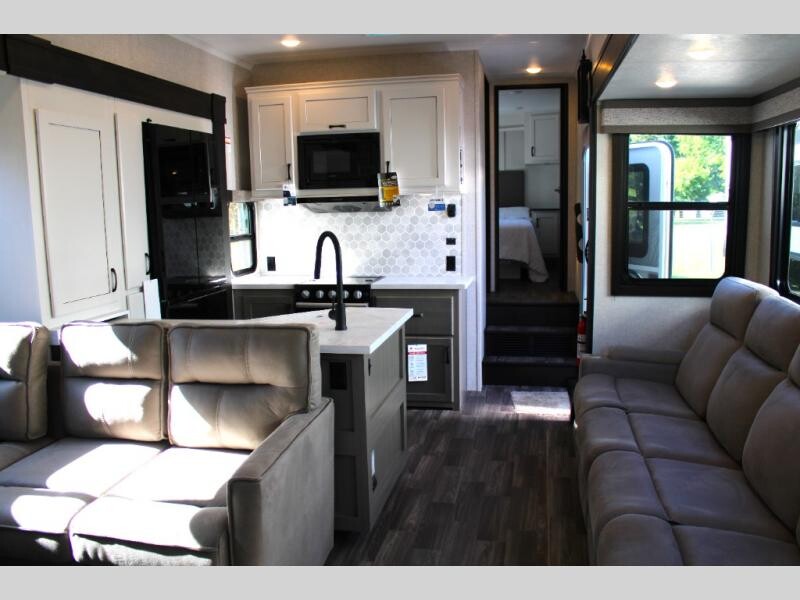 Hamiltons_RV's tweet image. This price 👉 rpb.li/vNh90 for this New 2024 Jayco Seismic 395 is unbelievable! This toy hauler features a rear ramp with a deck, dual entry, king bed, garage storage/loft, theatre seats, and so much more. Tag your camping crew. 

#HamiltonsRVOutlet #JaycoRV