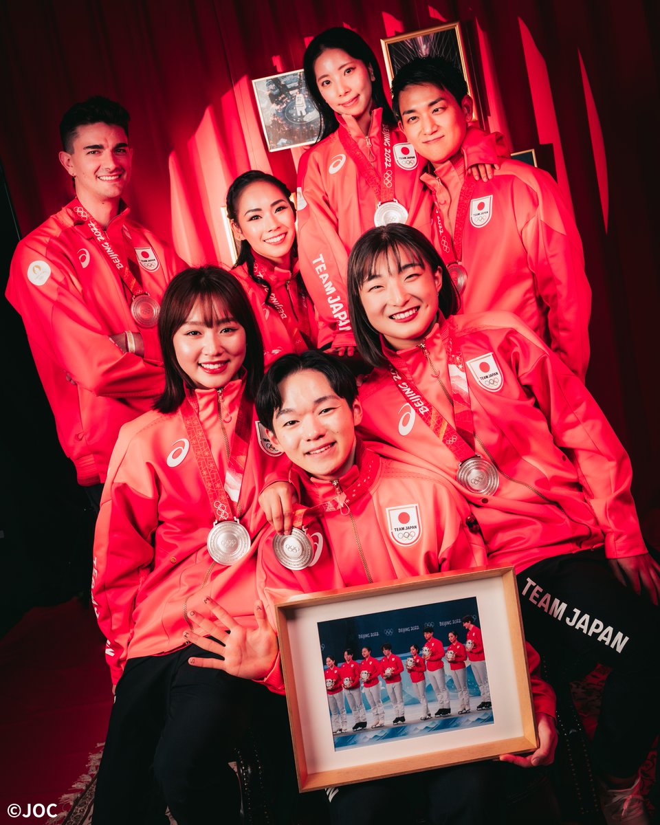 TeamJapan's tweet photo. 𝐏𝐨𝐫𝐭𝐫𝐚𝐢𝐭📷

#北京2022 #オリンピック
#フィギュアスケート 団体 銀メダル🥈

延期となっていたフィギュアスケート団体のメダル授与式が、2年半越しにパリ市内で行われました！

#鍵山優真 選手
#坂本花織 選手
#樋口新葉 選手
#三浦璃来 選手
#木原龍一 選手
#小松原美里 選手
#小松原尊 選手
#宇野昌磨 選手

@skatingjapan
#TEAMJAPAN #一歩踏み出す勇気を
#がんばれニッポン