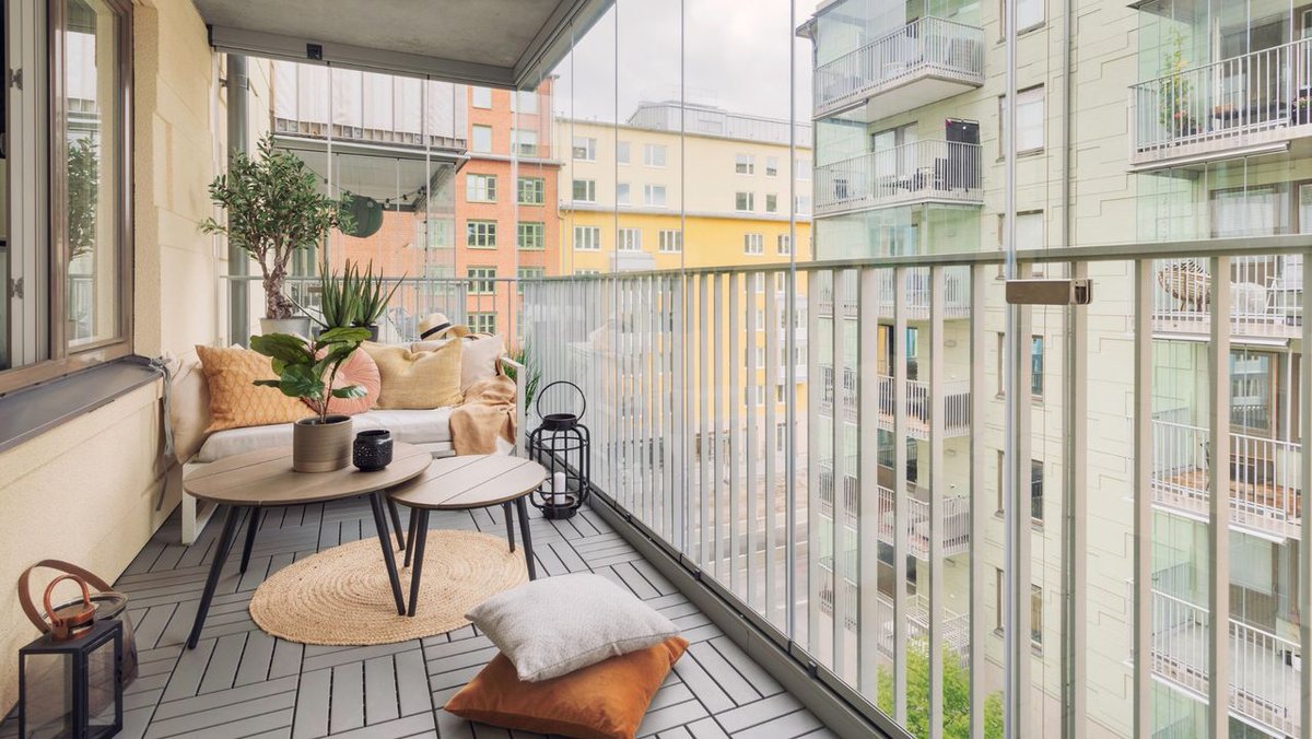 annaphillips655's tweet photo. You Pick: Enclosed / Screened in balcony or open balcony?
#cityviews #apartment#condo #balcony https://t.co/aGyMIk4FrT