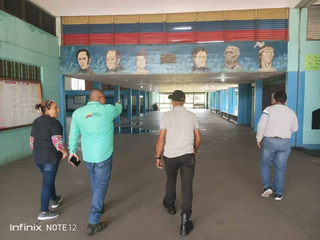 Bolivar_Cdce's tweet photo. Potenciando la calidad educativa en el estado Bolívar con determinación!
Junto a las Bricomiles afianzamos con fuerza el compromiso de nuestro Pdte. @NicolasMaduro, para seguir rehabilitando y embelleciendo la infraestructura escolar.
#VenezuelaHaceJusticia
@_LaAvanzadora https://t.co/BxFdU2bQDh