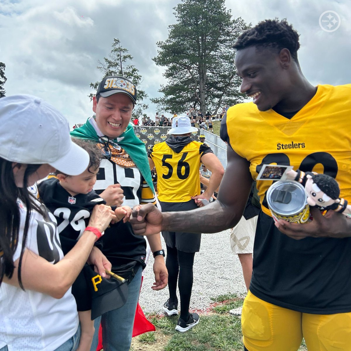 Nuestro International Fan of The Year, <a href="/juamsoto/">Juan Soto</a> y su familia, viajaron desde Morelia, Michoacán para estar con nosotros en el #SteelersCamp en Latrobe y conocieron a <a href="/TheRyanWatts/">Ryan Watts</a>, la selección del NFL Draft que Juan anunció este año en Detroit 🖤💛🇲🇽