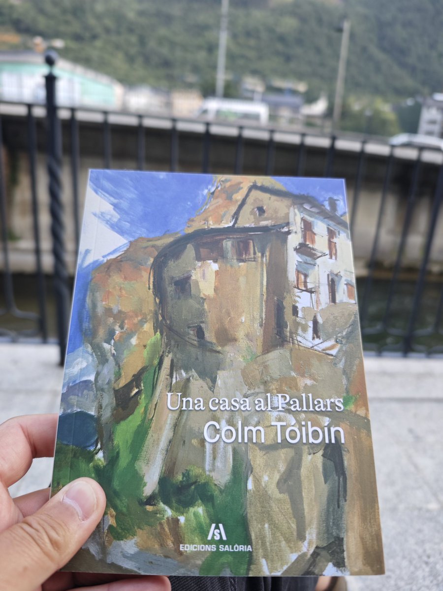 pedrolacacerola's tweet photo. Passar per @latrencallibres sempre té premi. Aprofitant en Colm Tóibín, #UnaCasaAlPallars @EdicionsSaloria i #LongIsland @som_amsterdam. I seguint el consell d'@oliververges, #LesAventuresDenPlomet, de #MarionaBessa i #MarinaLabella @anemeditors @AndbankAND https://t.co/rjQq9WE6iA