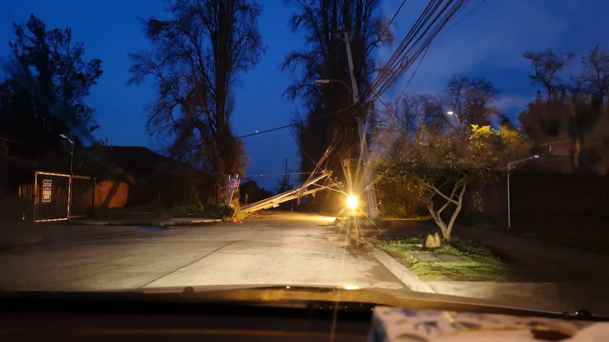Cybelinky's tweet photo. Casi las 14 horas y seguimos sin suministro es imposible hacer reclamos y tener respuestas concretas para podernos programar hace un rato vinieron a limpiar y no pueden seguir porque @Enel_Informa_CL @EnelChile no viene a ver los cables y están electrificados @Muni_Maipu https://t.co/VUuAgrpI2L