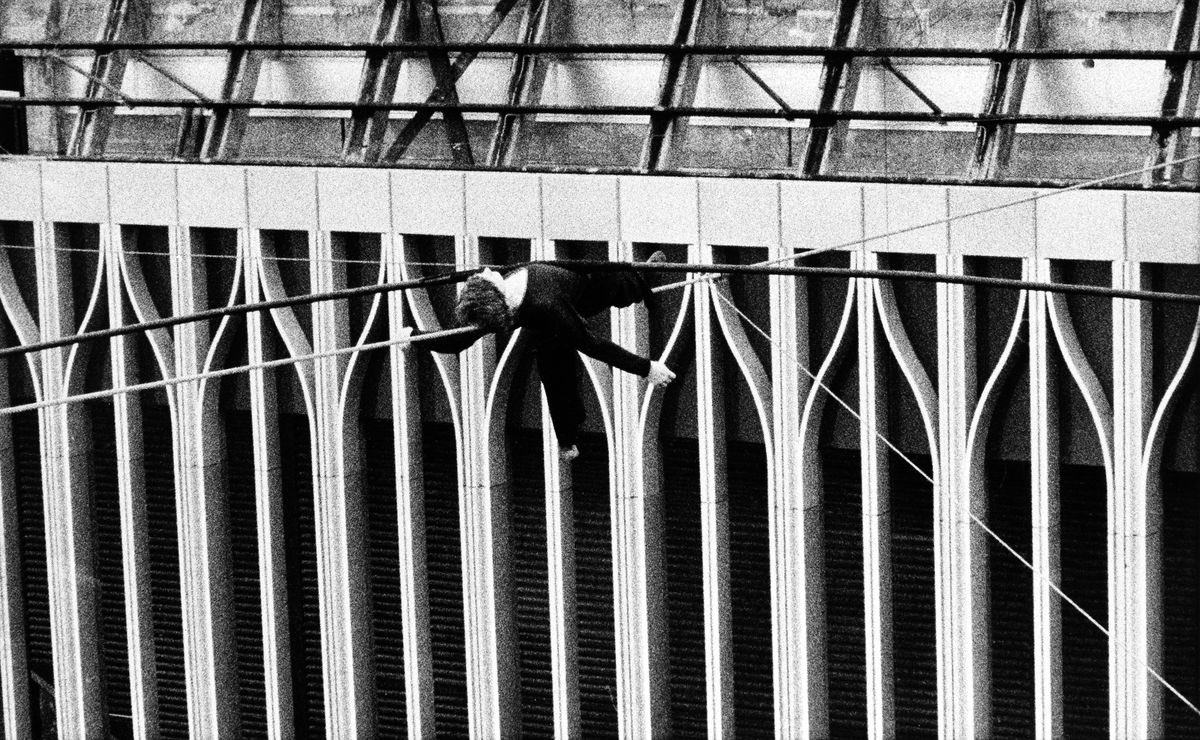 NYcheesy's tweet photo. OTD in 1974
#PhilippePetit aged just 24, secretly walked on a tightrope between the tops of the Twin Towers in New York.
1,300 ft above the ground, he performed for 45 minutes making 8 passes which was brilliantly featured in the film #TheWalk &amp; the documentary #ManOnWire. https://t.co/EEErM0LhFk