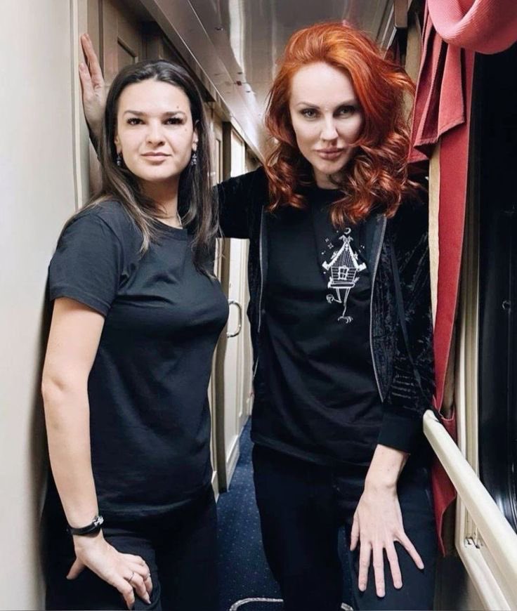 shitbui's tweet photo. "I heard people
are shipping us?"           "I ship us" https://t.co/RhY3zr5Gi5