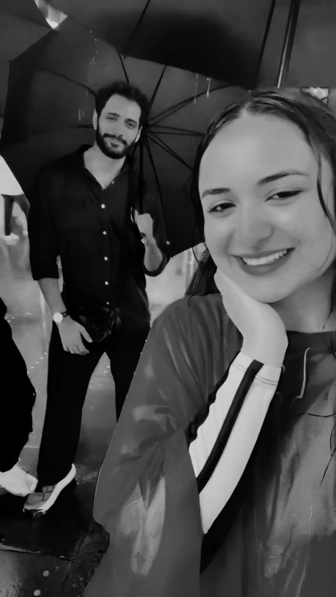 IAmGrumpyArtist's tweet photo. I never ever imagined in my dreams that I could see these two enjoying the rain together at Times Square.Truly, the universe works in mysterious ways.

Please say MASHA ALLAH bohat sari kali nazarein Hain yahan 

#YumHaj #YumnaZaidi #WahajAli #YumHajTour2024 https://t.co/3VGwhkjrk2