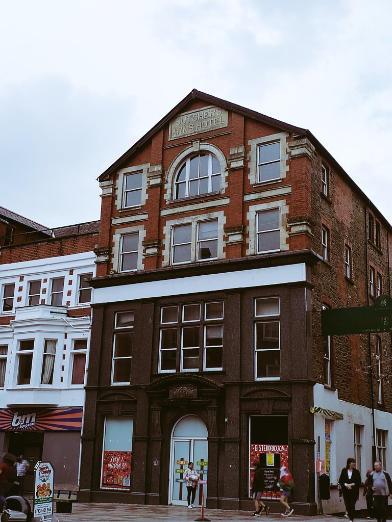 Valleys Ale Trails | Llwybrau Cwrw y Cymoedd (@valleysaletrail) on Twitter photo The Butchers Arms, Taff Street, Pontypridd
In the early years of <a href="/PontypriddRFC/">Pontypridd RFC</a> the Butchers served as the club's changing facilities with homes games across the river on the Ynysangharad Fields The Butchers Arms, Taff Street, Pontypridd
In the early years of <a href="/PontypriddRFC/">Pontypridd RFC</a> the Butchers served as the club's changing facilities with homes games across the river on the Ynysangharad Fields