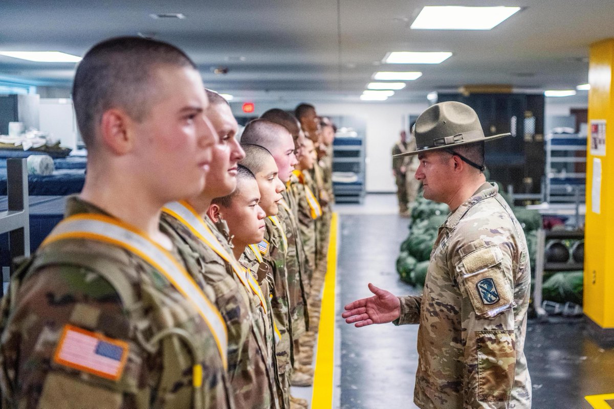 MCoEFortBenning's tweet image. #DYK The Army Split Training Option offers a unique opportunity for high schoolers to kick-start their career! With parental consent, 17-year-olds can join the #ArmyReserve or #NationalGuard and attend Basic Combat Training after their junior year.

#BeAllYouCanBe