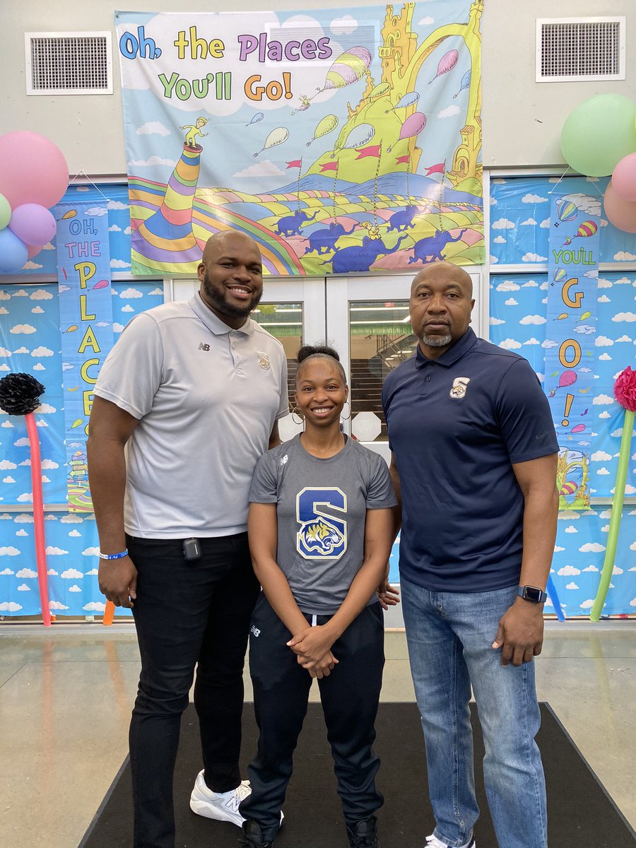 GoStillman's tweet photo. 📚@StillmanCollege Athletics Department staff, coaches & @GoStillmanVB helped welcome students back in the first day of school at @MLK_Elem_TCS, @UPES_Leads & @ArcadiaElement1! We hope everyone in our K-12 community has a great first week back at school! 

🍏✨ #AmazingtotheCORE #HBCUpride