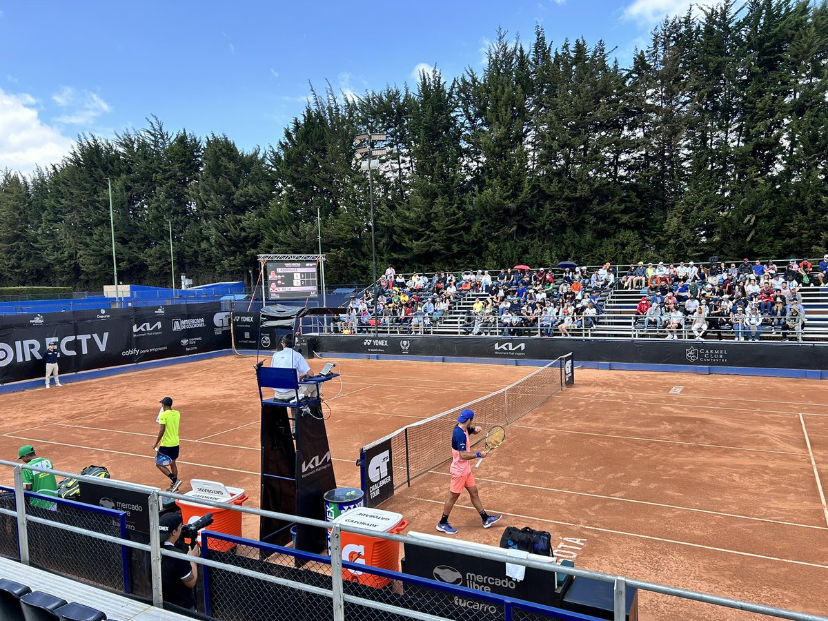 jgarciawren's tweet photo. Tenis 🎾 de excelente nivel hoy en Bogotá con el #DirectvOpen @DIRECTVLA. 

#AEstaHora juegan los colombianos @nicomejia00 y Johan Rodríguez 🇨🇴🇨🇴.

Felicitaciones @JhanEFontalvo y Andrés Yepes por nuevamente traer tenis 🎾 de altura al país 👏👏. https://t.co/TpQCuVQRXb