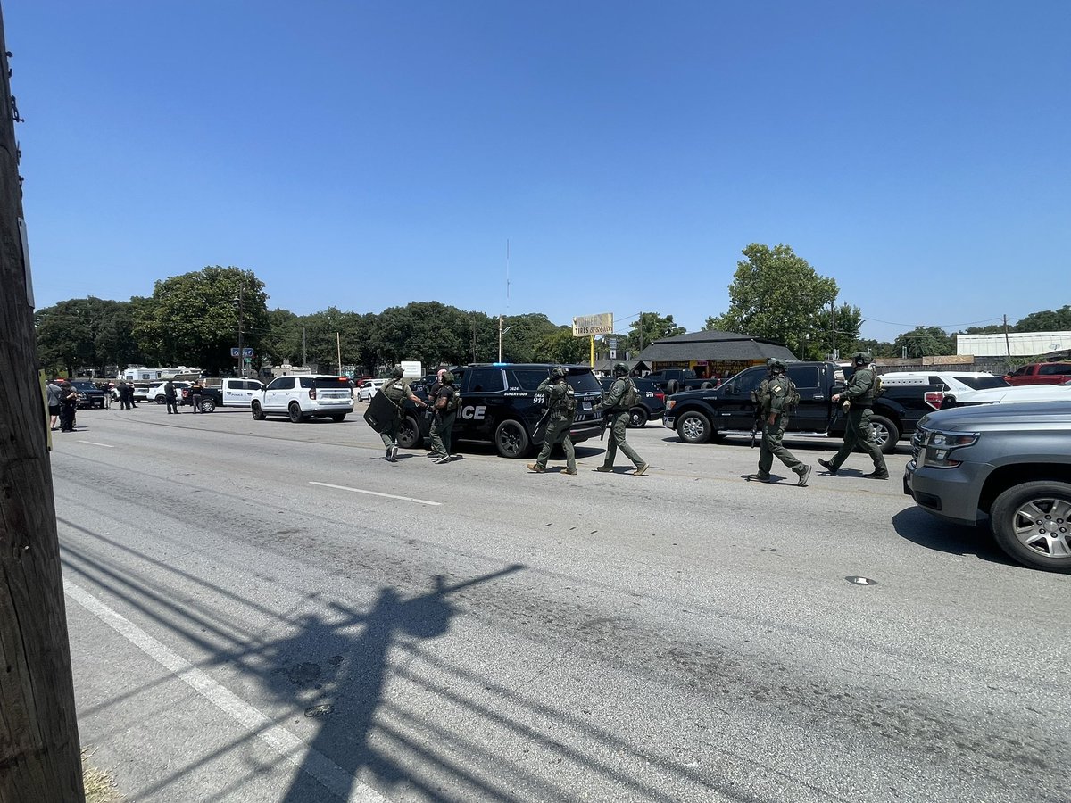 Andrea Lucia (@cbs11andrea) on Twitter photo #BREAKING: A Tarrant County deputy has been shot.
MedStar confirms the deputy was taken to JPS hospital in serious condition.
We’re at the scene near Beach St & 28th in Fort Worth where there is a large law enforcement presence. Some nearby streets are closed. <a href="/CBSNewsTexas/">CBS News Texas</a> #BREAKING: A Tarrant County deputy has been shot.
MedStar confirms the deputy was taken to JPS hospital in serious condition.
We’re at the scene near Beach St & 28th in Fort Worth where there is a large law enforcement presence. Some nearby streets are closed. <a href="/CBSNewsTexas/">CBS News Texas</a>