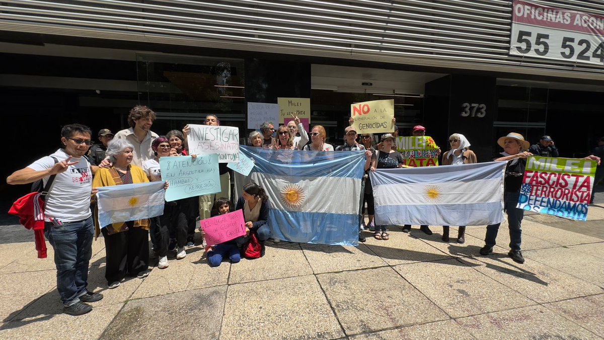 HIJOS_Mexico's tweet photo. Desde México decimos: Ni genocidas libres, ni discursos de odio que todo lo habilitan, ni hambre y represión en #Argentina. Protección a la familia Albareda. Ni perdón ni olvido. Nunca más es #NuncaMás! https://t.co/cjRfi3glKN