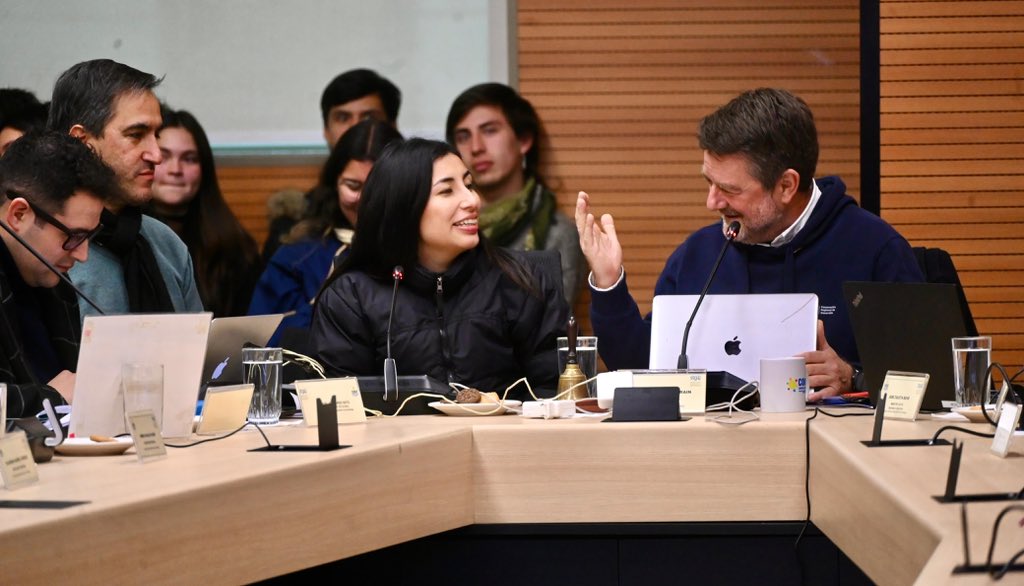 Orrego's tweet photo. Un 46,3 % de los jóvenes está preocupado por el #CambioClimático y un 37% se siente triste al respecto. ¡Y desde el @Gob_Santiago queremos cambiar la ecoansiedad por la ecoacción! Aprobamos el Fondo para la Acción Climática de Jóvenes en la RM. Iniciativa permitirá transformar campus universitarios y CFT en lugares verdes y sostenibles. Vamos que se puede 🌍