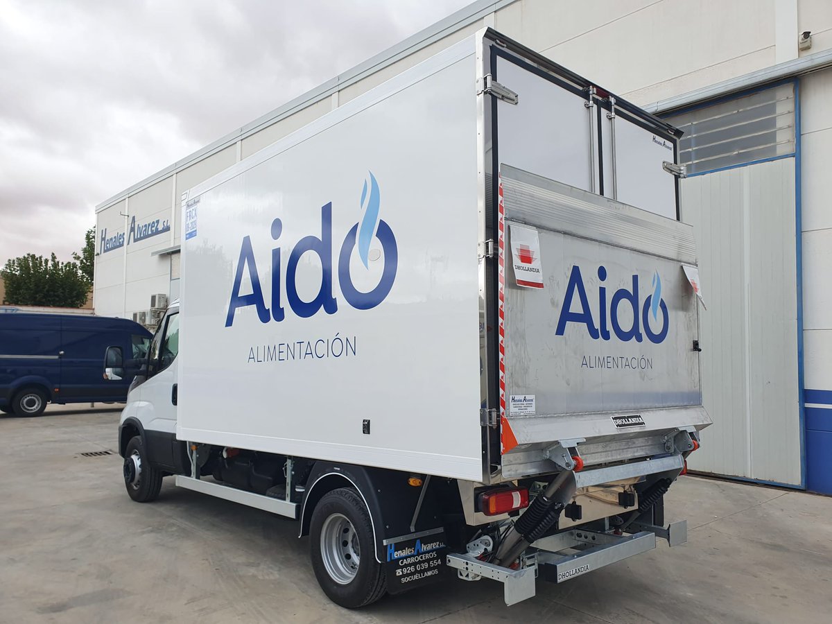 Carrocería frigorífica fabricada en panel sándwich de poliéster, con línea de amarre interior, puerta lateral, tabique separador de lona y plataforma elevadora. Equipo de frío accionado al motor del vehículo. Montada sobre un Iveco Daily. ➕info y fotos en tinyurl.com/58adchdt