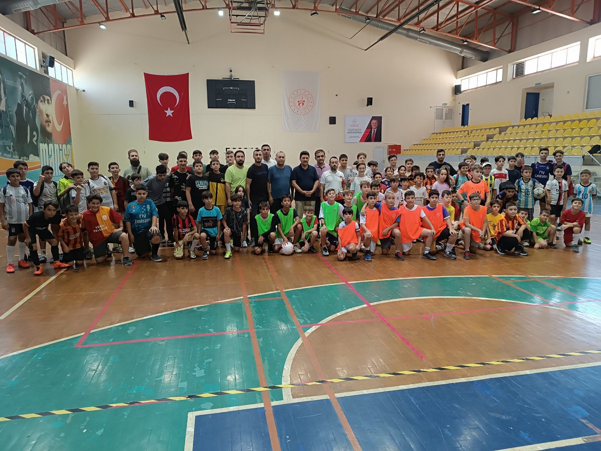 Yaz kurslarında ve yaz okullarında eğitim gören öğrencilerimiz için düzenlemiş olduğumuz FUTSAL turnuvasının ilk maçlarını bugün 16 takımımızla gerçekleştirdik.