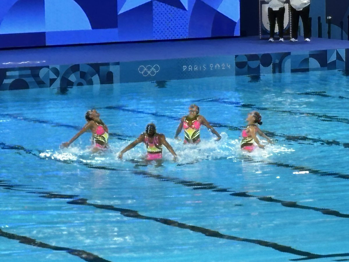 Imagínate que la @CONADE les dijo que vendieran tuperware para comprar sus uniformes, vendieron toallas y trajes de baño para juntar fondos e ir a Paris, van y lo hacen maravillosoo! Eso es representar aún país con la cabeza bien en alto🇲🇽
#ArtisticSwimming #Paris2024