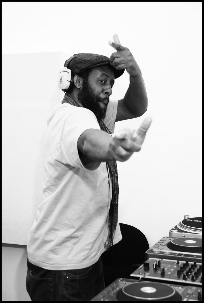 BRAND NEW SHOW pour ce vendredi à MDP ! Venez nombreux et profitez du début de notre deuxième cycle de programmation ce week-end. Tout est gratuit et amusant pour tout l'été ! 🌞

6PM - DJ Andy Williams 
8PM - Zach Frampton Electric Trio
9PM - H II REGIONS