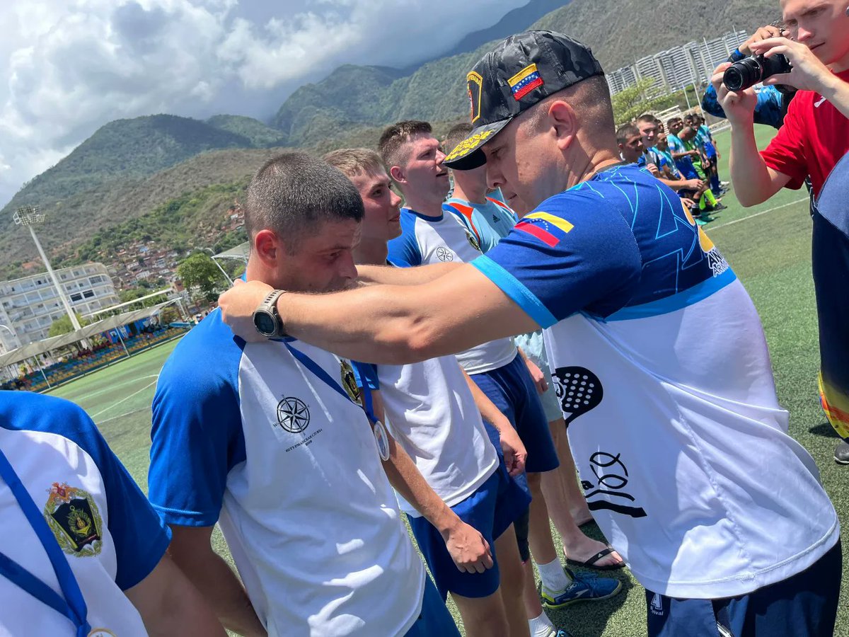 🇻🇪🇷🇺 #Hoy || En un encuentro amistoso, el equipo de fútbol de la <a href="/ArmadaFANBVzla/">Cuenta Oficial de la Armada Bolivariana</a> compartió campo con los integrantes de la Tripulación del Buque Escuela "Smolnyi" de la Federación de Rusia que se encuentra de visita en nuestra Nación