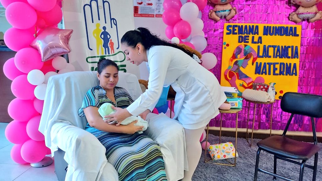 IESS_Manabi's tweet photo. #IESSteInforma | 👨‍👩‍👦‍👦 Madres y niños del Centro de Salud C Bahía participaron en charlas y juegos interactivos por la semana mundial de la #LactanciaMaterna.

Promovemos la importancia y los beneficios de la lactancia para el óptimo desarrollo de los bebés.🤱🏻 https://t.co/Gez6hsskmk