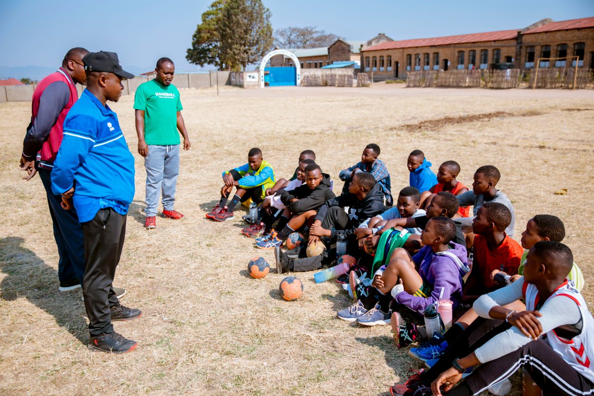 FerwahandRwanda's tweet image. Kuva tariki 05/08 kugeza tariki  19/08, MINISPORTS ku bufatanye na AFD bateguye umwiherero w&apos;abana muri #IsongaProgram.

Muri Handball, hitabiriye abahungu n&apos;abakobwa 95 bava mu bigo bya ADEGI, ISF Nyamasheke, Kiziguro SS, ES Kigoma na TTC de la Salle batarengeje imyaka 14.