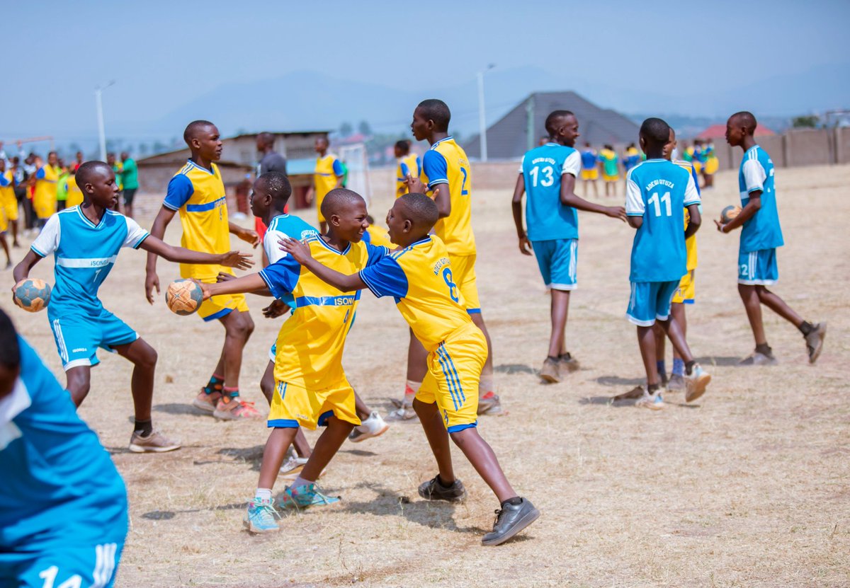 FerwahandRwanda's tweet image. Kuva tariki 05/08 kugeza tariki  19/08, MINISPORTS ku bufatanye na AFD bateguye umwiherero w&apos;abana muri #IsongaProgram.

Muri Handball, hitabiriye abahungu n&apos;abakobwa 95 bava mu bigo bya ADEGI, ISF Nyamasheke, Kiziguro SS, ES Kigoma na TTC de la Salle batarengeje imyaka 14.