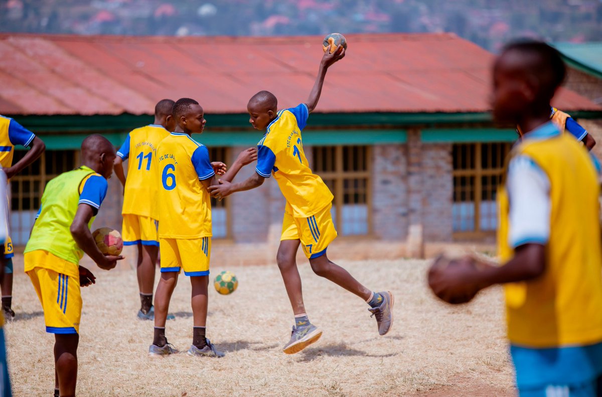 FerwahandRwanda's tweet image. Kuva tariki 05/08 kugeza tariki  19/08, MINISPORTS ku bufatanye na AFD bateguye umwiherero w&apos;abana muri #IsongaProgram.

Muri Handball, hitabiriye abahungu n&apos;abakobwa 95 bava mu bigo bya ADEGI, ISF Nyamasheke, Kiziguro SS, ES Kigoma na TTC de la Salle batarengeje imyaka 14.