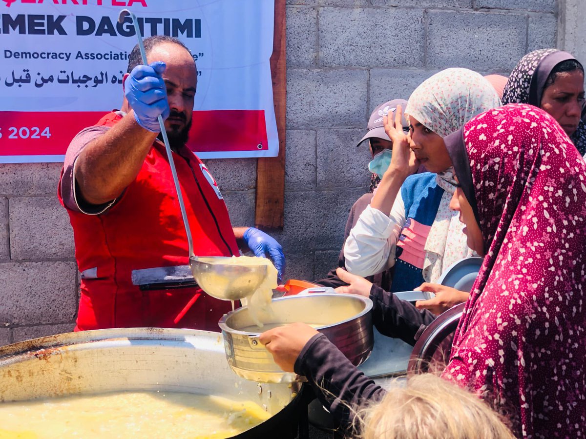 Gazze halkının bu zor günlerinde ekiplerimiz zor şartlar altında çalışmalarını sürdürüyor. 

Bağışçılarımızın desteğiyle bugün de yaptığımız sıcak yemek dağıtımları, sadece açlığı gidermekle kalmıyor, aynı zamanda Gazze ile aramızdaki birlik ve kardeşlik duygularını da
