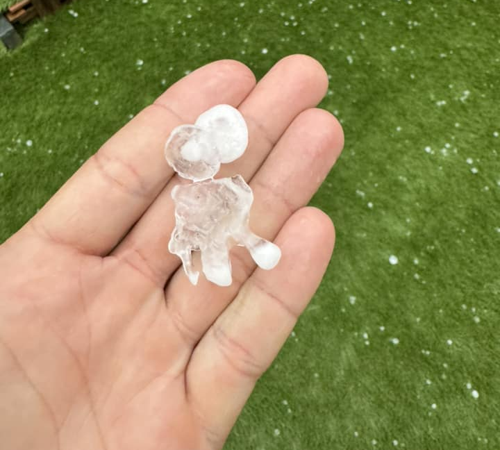 Meteovilles's tweet photo. ⚡ De forts #orages circulent dans le nord de l'#Ardèche ce soir du mercredi 7 août 2024. Ils s'accompagnent parfois de #grêle, comme ici sur la commune de #Toulaud. (photo Tiph Canifet) https://t.co/bFxP360PXz