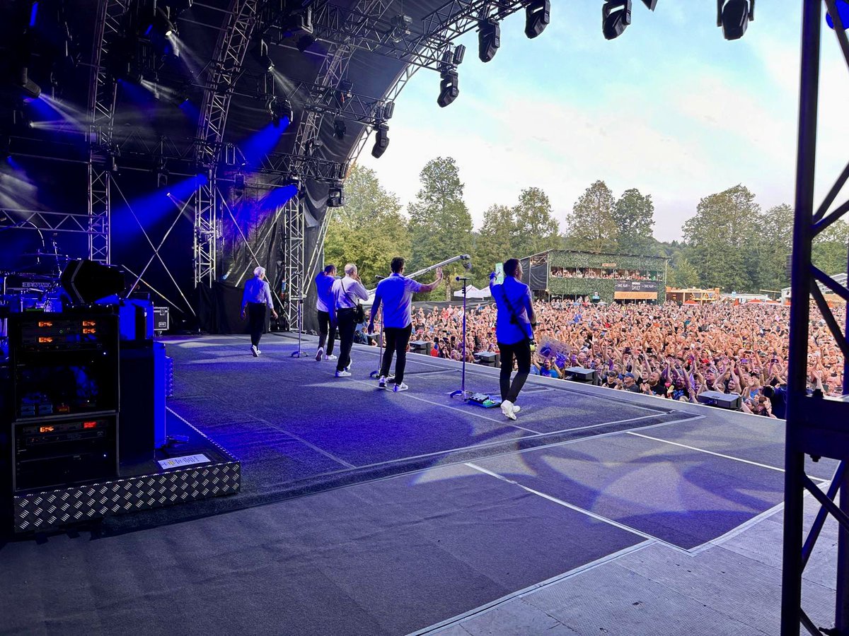 Behind the scenes as we are about to hit the stage at Magic Night, Zofingen.

#statusquo #tour #SQ24 #switzerland #magicnightzofingen