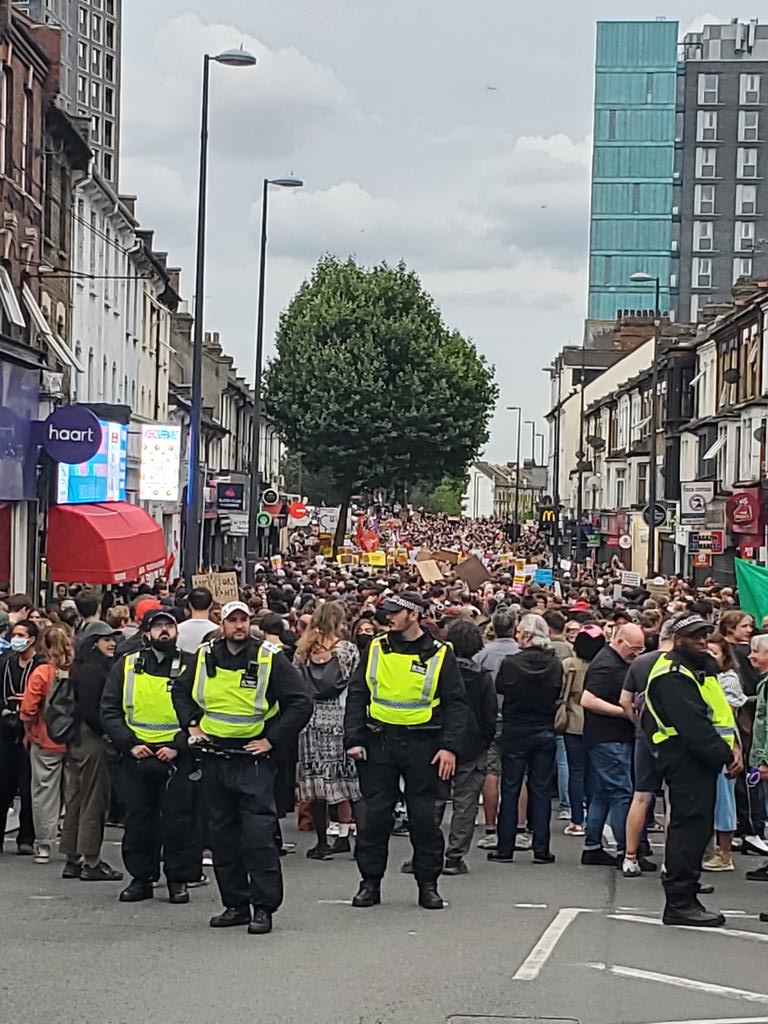 📢 En #Walthamstow, uno de los puntos donde están convocadas las movilizaciones anti migración, de momento la contra protesta supera ampliamente en número a la extrema derecha.
Calma tensa #Riots #RiotsUK #news