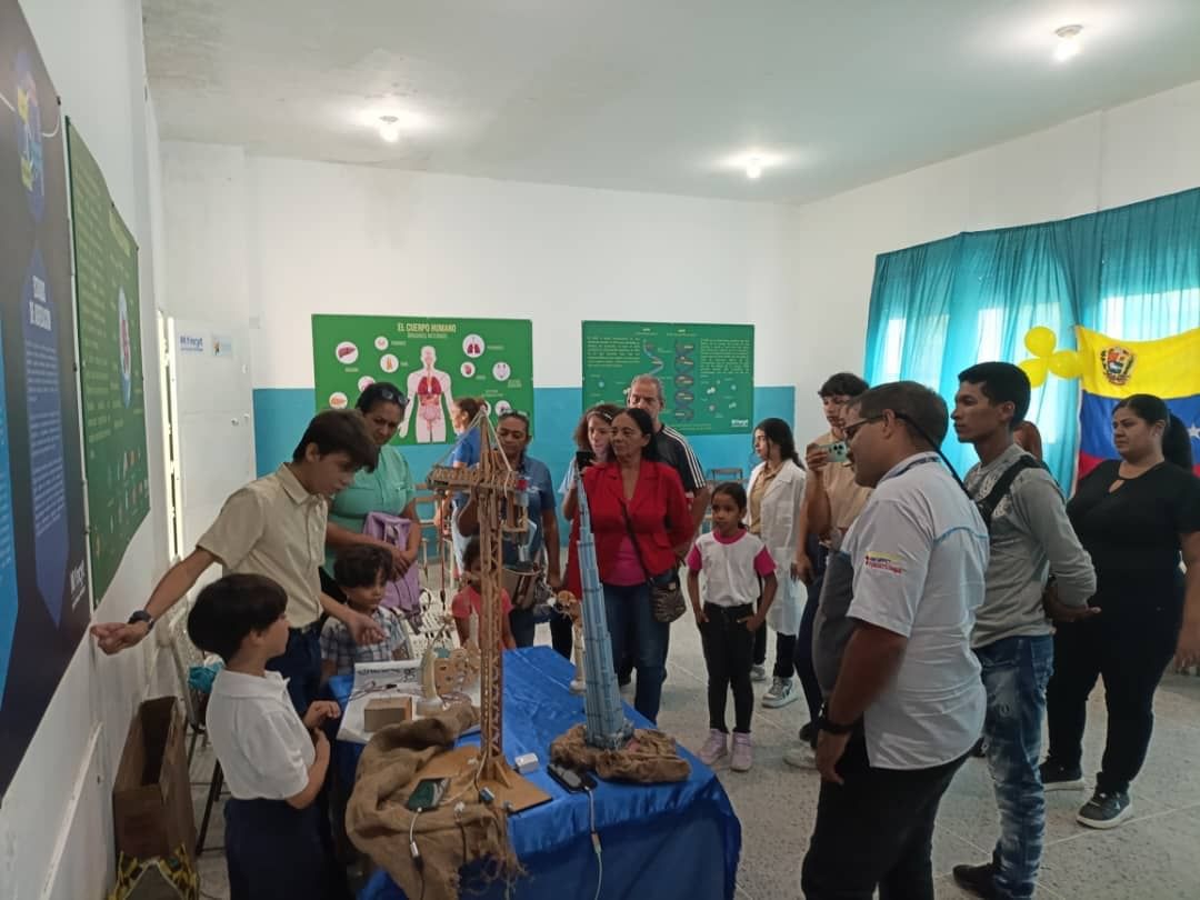 #7Ago | Inaugurada Sala de Ciencia en la U.E.N “El Limón” del estado Aragua ⚗️🧪

👏El nuevo espacio cuenta con kits de laboratorio "Química para la vida" que contiene 41 experimentos desarrollados por el <a href="/CNTQ_Vzla/">CNTQ</a>. 

Detalles en➡️tinyurl.com/mw9u352z

#JusticiaSoberana