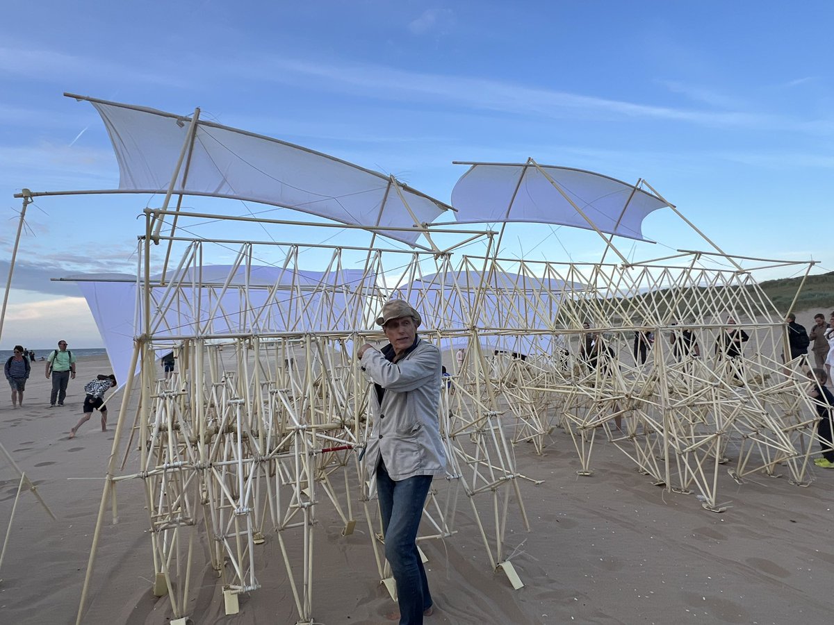 WurfTwain's tweet image. Het inmiddels wereldberoemde Strandbeest van Theo Jansen bij ‘t Puntje op het Noorderstrand. Voor het eerst dat een dubbele uitvoering over het strand loopt. Niet vlekkeloos nog maar gaaf is het zeker. #scheveningen #denhaag #strandbeest #kunst