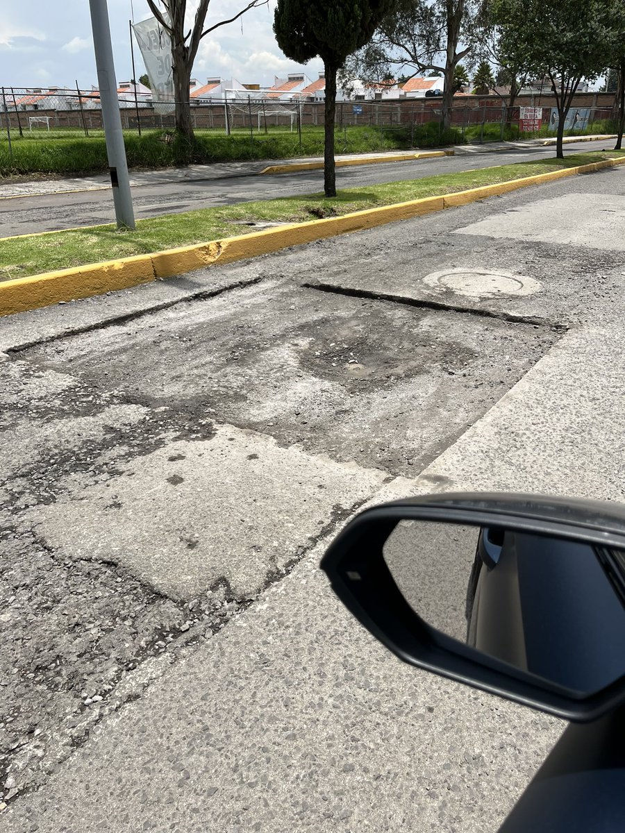 Lirajoseluis's tweet photo. @HolaMetepec @MetepecGobierno la peor forma de arreglar baches, cortan, escarban y dejan el cuadro abierto sin señalamientos y sin pavimento. Av. Edo. de México frente a P. Bicentenario. Hablas con ellos y no se hacen responsables. https://t.co/RPFNzbR0FH