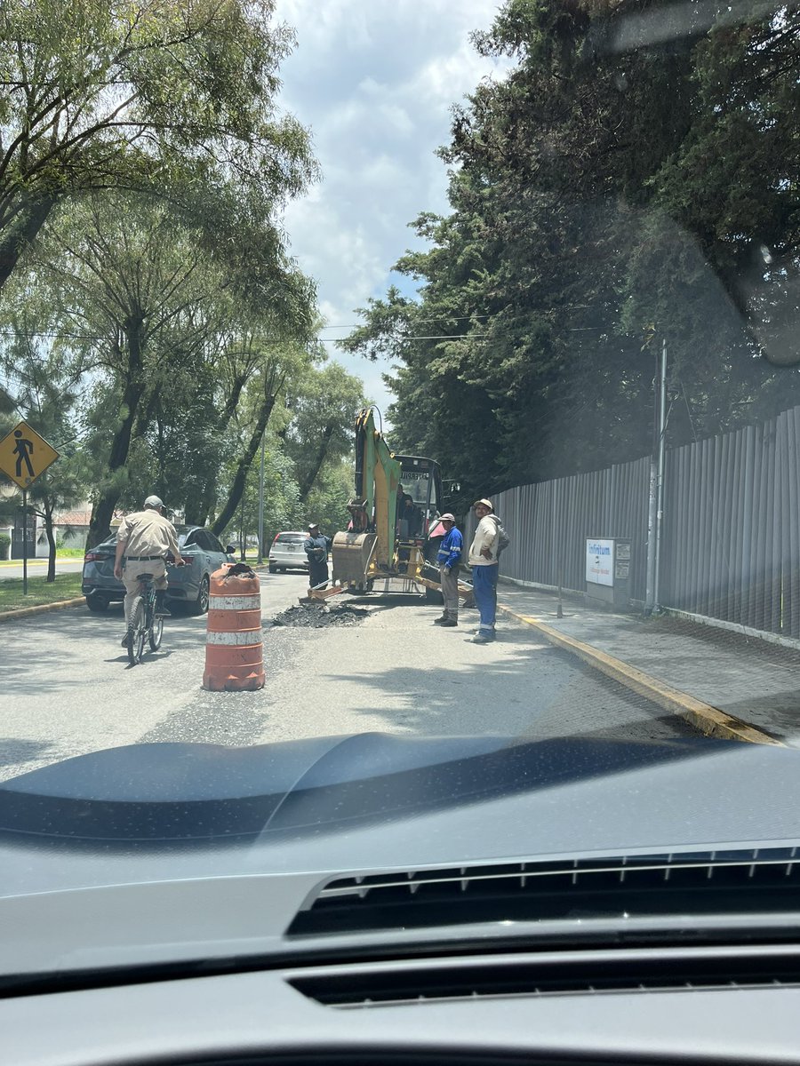 Lirajoseluis's tweet photo. @HolaMetepec @MetepecGobierno la peor forma de arreglar baches, cortan, escarban y dejan el cuadro abierto sin señalamientos y sin pavimento. Av. Edo. de México frente a P. Bicentenario. Hablas con ellos y no se hacen responsables. https://t.co/RPFNzbR0FH