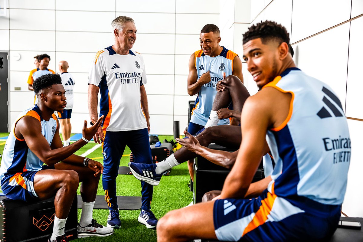 brfootball's tweet photo. So much class in one picture 🥵 https://t.co/d9v8tUttlo