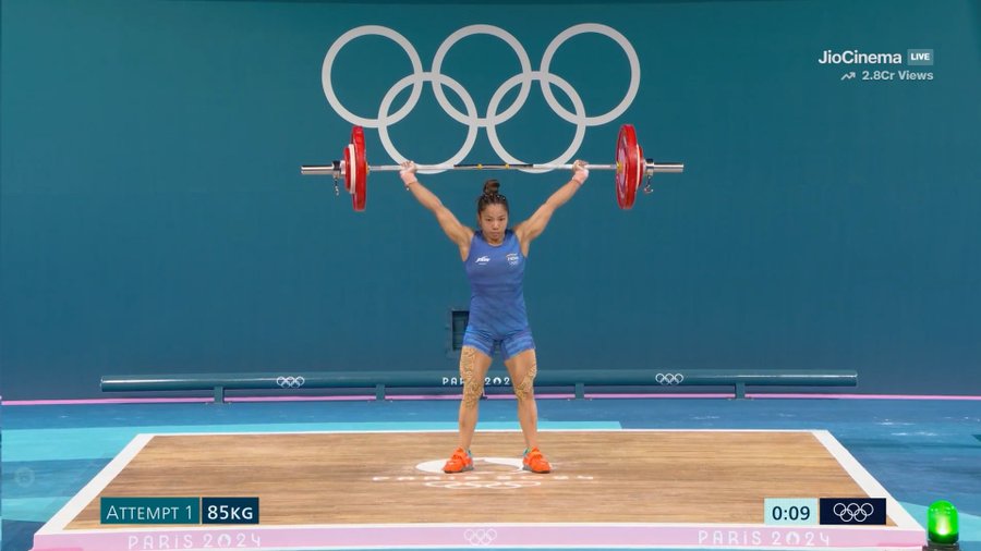 Krishnak1803's tweet image. After all three snatch chances.
Mirabai Chanu at number three with 88kg lift.🇮🇳🔥
Romania's Valentina has three crazy clean lifts - 89, 91, 93. Unreal strength. 👏
#Weightlifting 
#Olympics #Disqualified
#Weightlifting #GOLD  #INDvsSL 
#NeerajChopra