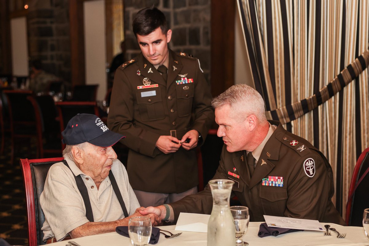 WestPoint_USMA's tweet image. Happy 100th #Birthday!

On this #PurpleHeartDay, we were honored to meet with WWII veteran &amp;amp; Purple Heart recipient, Arnold Kapernick, who turned 100 years old today. He worked as a B-24 Liberator mechanic &amp;amp; earned the rank of sergeant during his service.

@USArmy #SoldierForLife