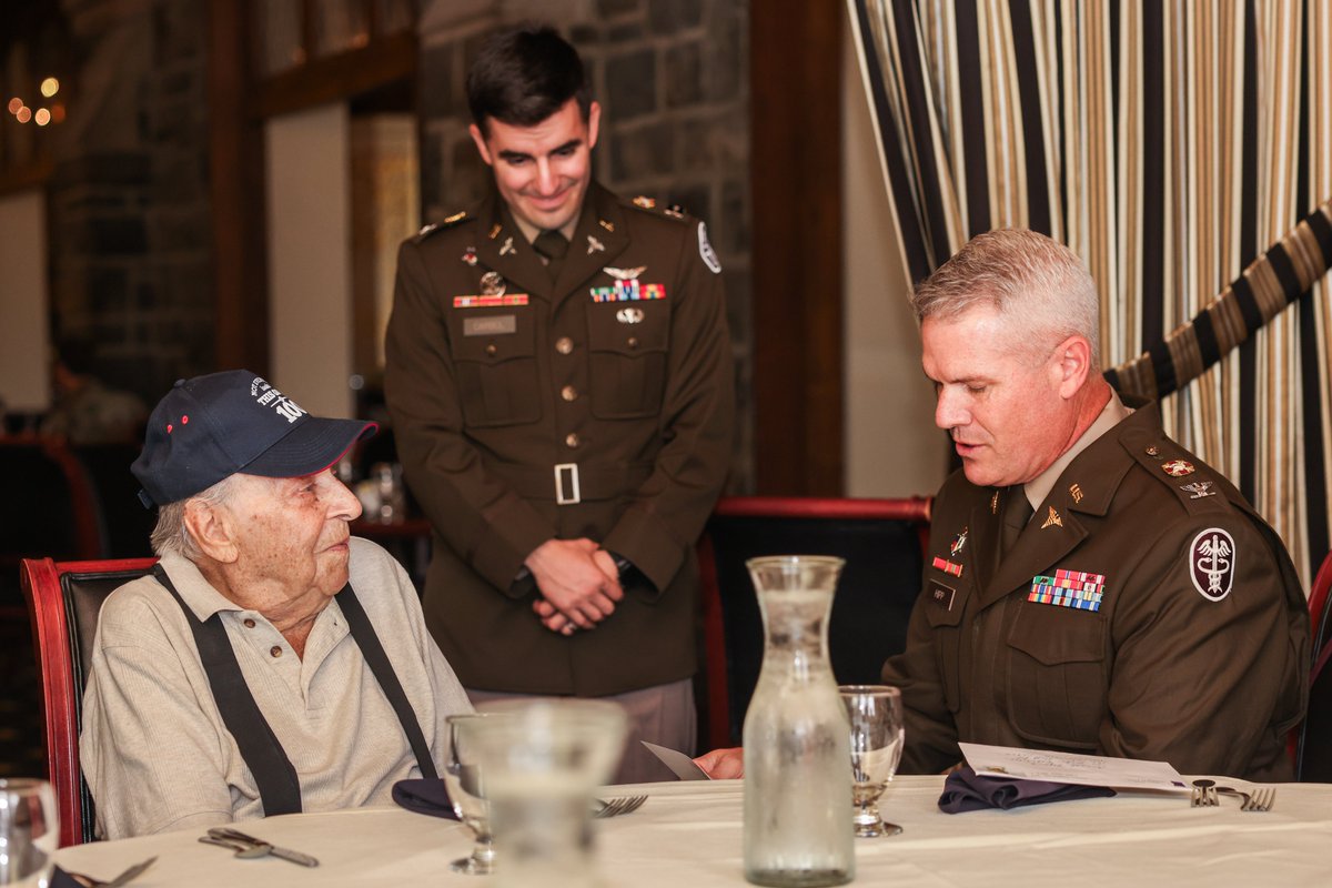 WestPoint_USMA's tweet image. Happy 100th #Birthday!

On this #PurpleHeartDay, we were honored to meet with WWII veteran &amp;amp; Purple Heart recipient, Arnold Kapernick, who turned 100 years old today. He worked as a B-24 Liberator mechanic &amp;amp; earned the rank of sergeant during his service.

@USArmy #SoldierForLife