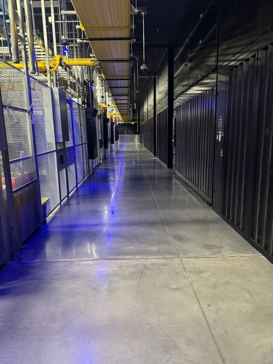 Teraswitch DC Ops team is onsite this week expanding our Dallas PoP. All new network equipment and added 8 x 100G of network capacity. Getting ready for our special project announcement🤫.