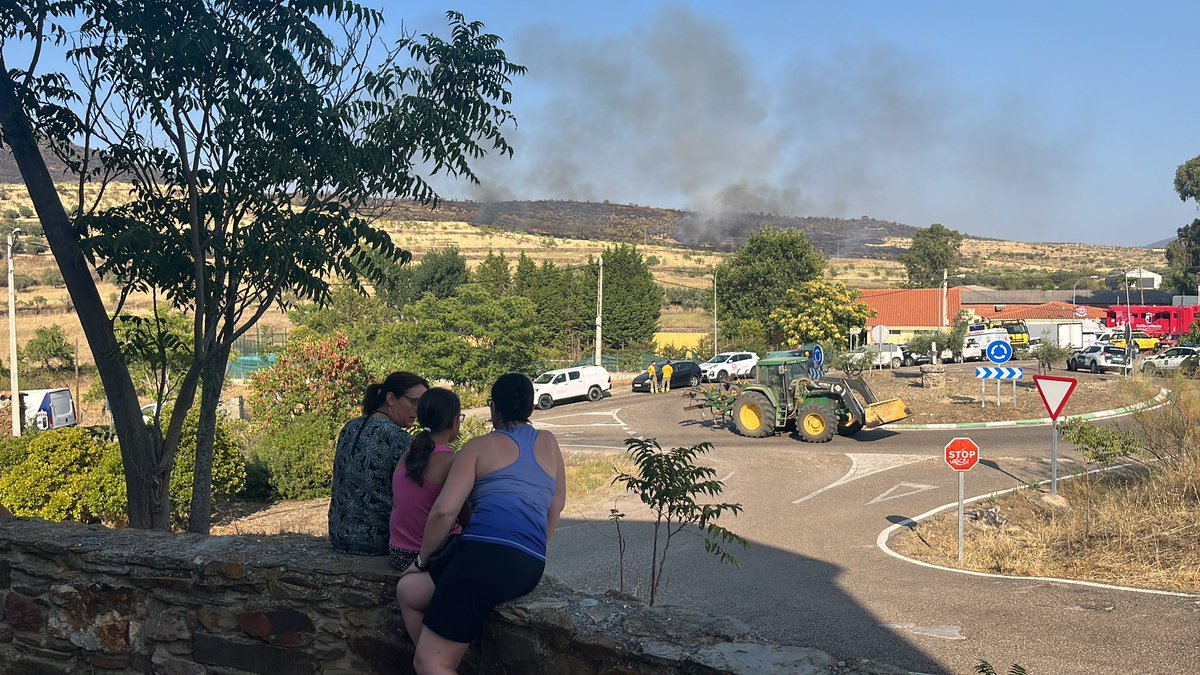 sararincon02's tweet photo. Esta imagen significa dos cosas: la sensación de incertidumbre de los vecinos que ven y viven como sus tierras quedan reducidas a cenizas y la admiración y confianza que sienten por los #bomberosforestales y el resto de efectivos tratando de evitar que las pierdan #IFLaEstrella https://t.co/R2nKPiUNd7