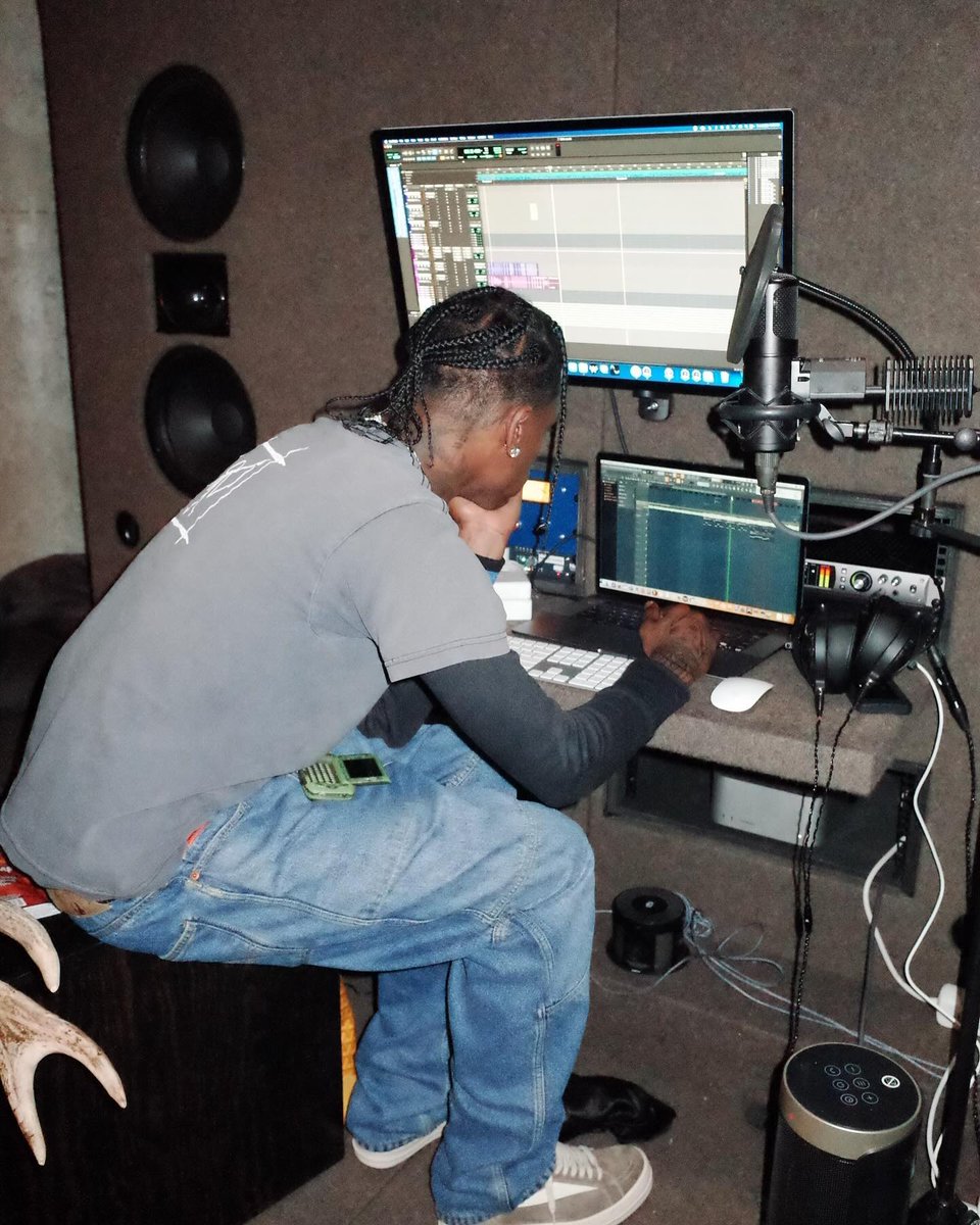 Kurrco's tweet photo. Travis Scott in the studio on the Circus Maximus EU tour 🔥🇪🇺 https://t.co/hDjc9Sfvzc