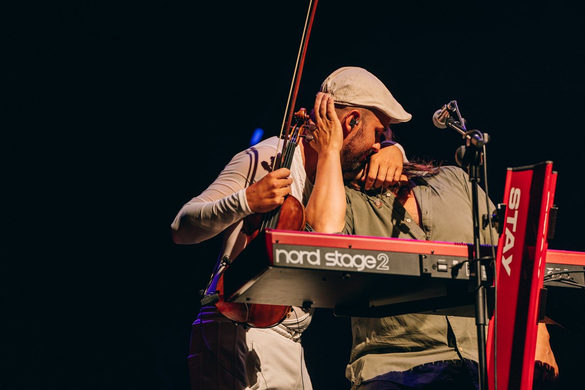 Más que nunca agarrado a los míos.