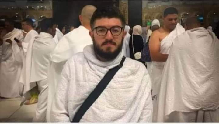 _umbertoeco__'s tweet photo. Muhammed Ali Çağlar Konya ilahiyat fakültesinde İslam hukuku öğretim üyesi...
Her fırsatta "şeriat devleti isteriz" diye bağıran, kadınların elini sıkmak, dokunmak günah diye fetva veren biri.
Bu sene umreye gider, kabede tavaf ederken çantasını yere düşürür, alayım diye eğilince önündeki kadının poposuna kafasını çarpar, kadın şikayetçi olur ve Arap şeriat hukukuna göre iki yıl hapis cezası alır..
Yaklaşık 1 senedir  ceza evinde.

Şimdi her ay laik demokratik ve hukuk devleti, Türkiye Cumhuriyetine mektup yazıyor.
"Beni kurtarın perişanım böyle saçma hüküm mü olur?" diye.
İlahi adalet böyle bir şey sanırım.. 
Lan oğlum şeriat diye kıçını yırtıyordun al sana şeriat, kafir dediğin laik Cumhuriyetten ne medet umuyorsun.
ALLAH KURTARSIN 

GELDE GÜLME 😂😂