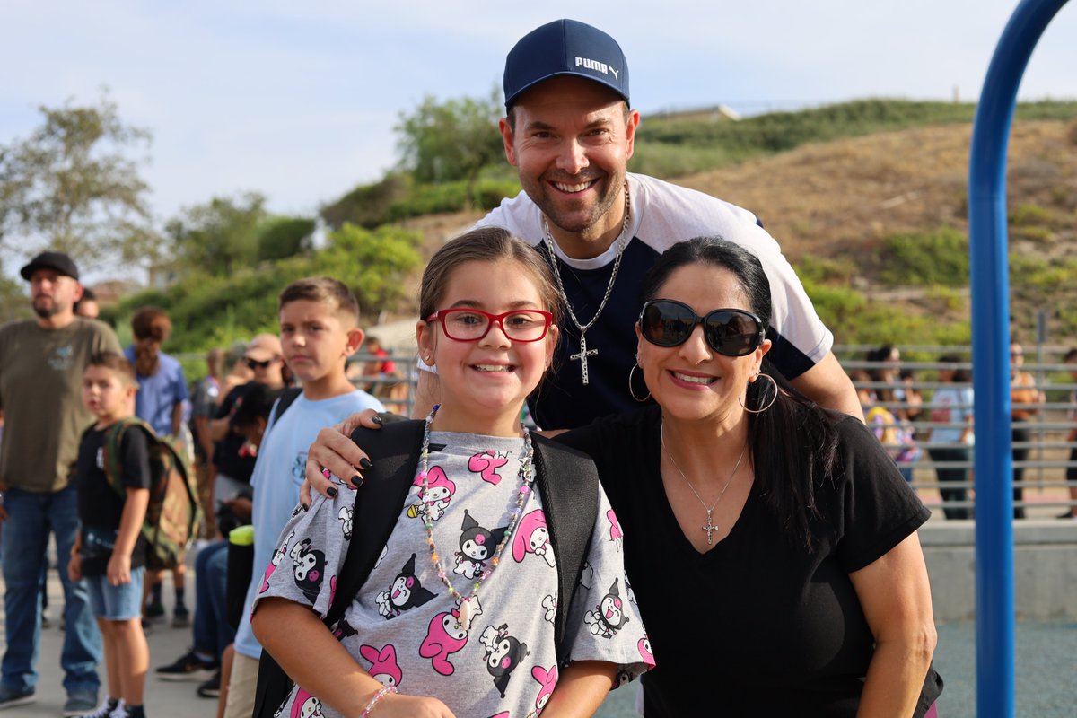 AlvordUnified's tweet photo. Backpacks? Check! 🎒
Lunchboxes? Check! 😋
Adorable first-day outfits? Double-check! 👚👗

Welcome to the 2024 - 2025 school year. It's going to be AWESOME! #EveryStudentByName https://t.co/kjjUp940Ya