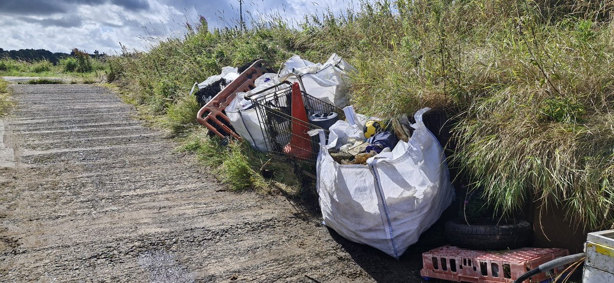 IrvineBeach's tweet photo. We want to say thank you to @AmcoGiffen_ for adding river clean up time into their work programme for the Queen's Viaduct over the River Irvine. It's an area we've struggled to reach so their support with cleaning up the river is so appreciated. 👏
#rivercleanup #upstreambattle https://t.co/8zERTNgona