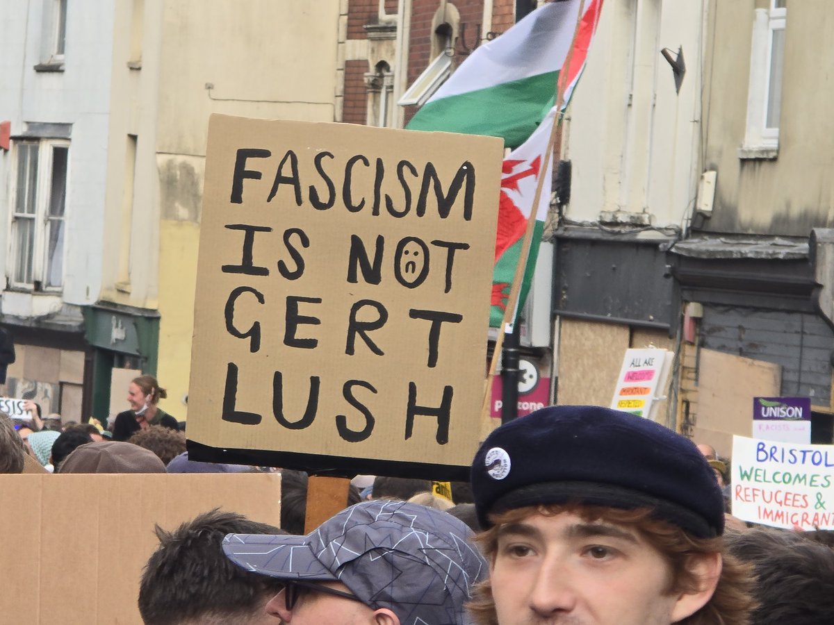 “Say it out loud, say it clear, refugees are welcome here” - the good people of Bristol are saying it loudly. #WestStreet