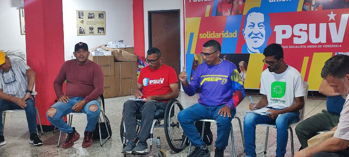 Fabrici34997869's tweet photo. Barinas Gran Polo patriótico en apoyo a la victoria de la Relección del Presidente Nicolás Maduro a su vez todo el respaldo al trabajo realizado por el Enlace de la  Dirección Nacional  Camarada Jaqueline Farias. https://t.co/mxprnH9IUg