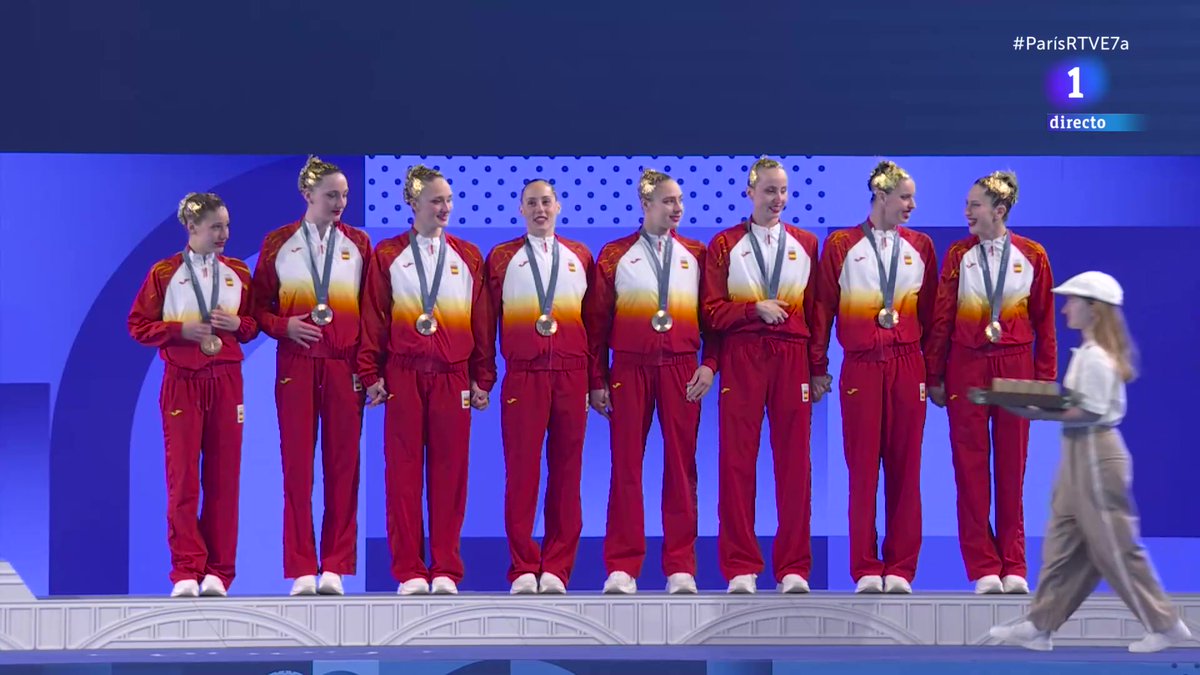 rtve's tweet photo. 🇪🇸España vuelve al podio de la natación artística tras los juegos de Londres de 2012

🧜‍♀️El equipo español ha conseguido el bronce en #Paris2024 en una competición muy ajustada en la que lo han dado todo

🏅Un podio muy español ya que las seleccionadoras de Estados Unidos y China son Andrea Fuentes  y Anna Tarrés nadadoras míticas de la artística española

👏¡Enhorabuena a las nadadoras del equipo español por hacernos soñar y luchar hasta el último segundo!

Sigue la entrega de medallas  #ParisRTVE7a en @La1_tve y https://t.co/RKyigyRxC5