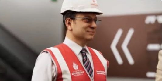 osmdmk6002's tweet photo. @ekrem_imamoglu Baret'i teknoloji olarak gören turist belediye başkanı, özellikle savunma sanayi teknolojisinde liderliğe oynayanlara akıl vermesi aslında tam bir akıl tutulmasıdır. Gerçi kitlesine her türlü kitliyor. https://t.co/5pOiKOPZTH
