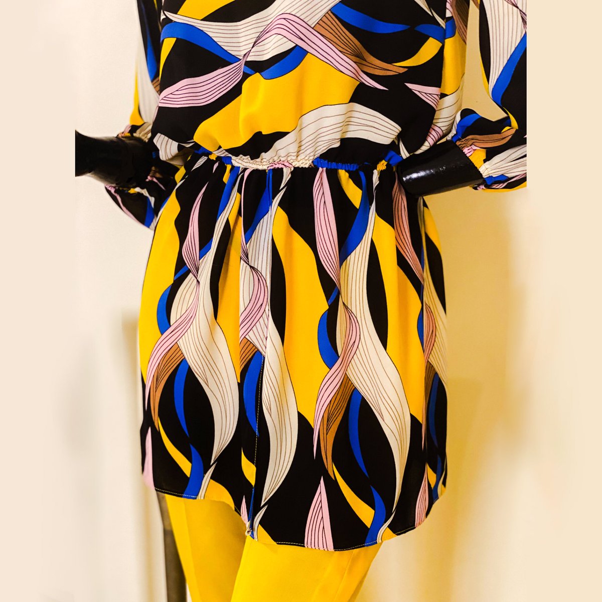 NadyaMistry's tweet photo. A vibrant geometric print dress in georgette, cinched at the waist and cuffs and paired with straight-cut, egg-yolk yellow pants. A fun, flirty, easy-to-wear ensemble that will cheer everyone up!
#allthingsbrightandbeautiful #freshprints #ensemble #nadyamistry #geometric #retro https://t.co/mvii9CKFqw